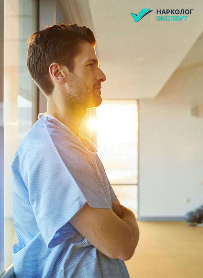 мужчина в палате у окна